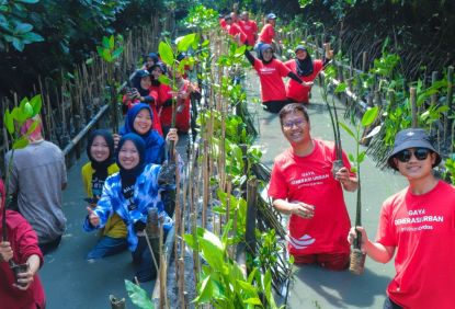 KAI Commuter Hijaukan Indonesia Dengan Penanaman Bibit Mangrove