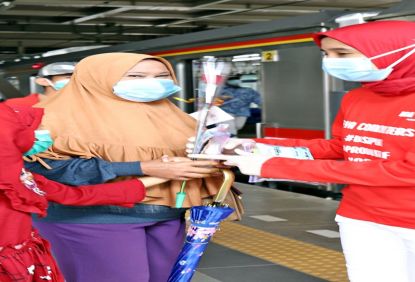 KAI Commuter Persembahkan Apresiasi Untuk Perempuan Pengguna KRL pada Peringatan Hari Ibu