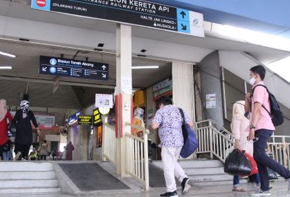 Libur Panjang, Perpindahan Pengguna Commuter Line Ramai di Stasiun Sekitar Kawasan Perbelanjaan