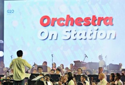 KAI Commuter Gelar Twilite Orchestra Pertama Di Stasiun Kereta