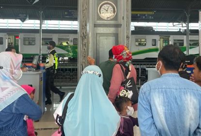KAI Commuter Sesuaikan Kapasitas Pengguna Commuter Line Wilayah 8 Surabaya Sesuai Aturan Terbaru
