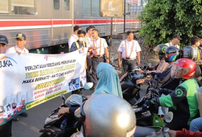 Tingkatkan Keselamatan, KAI Commuter Lakukan Sosialisasi Tertib Lalu Lintas Di Perlintasan Sebidang