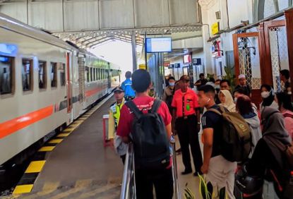 KAI Commuter Wilayah 8 Surabaya di Hari Kedua Lebaran Terjadi Peningkatan